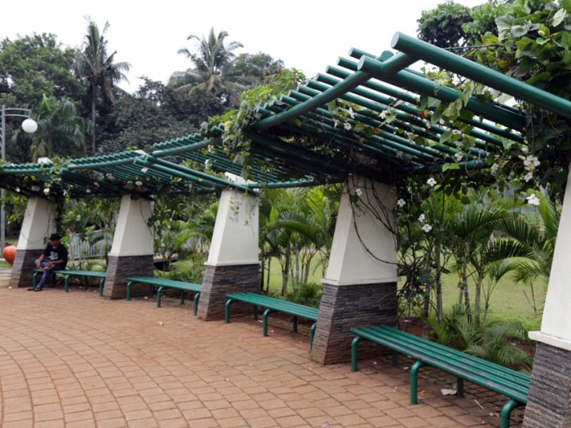 Tempat duduk terbuat dari beton dan besi