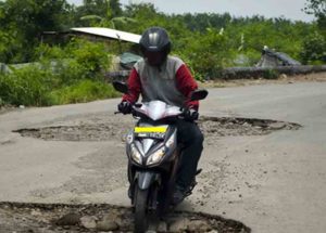 Tips Aman Cara Melewati Jalan Berlubang